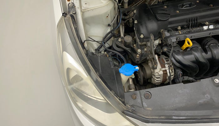 2014 Hyundai Verna FLUIDIC 1.4 VTVT, Petrol, Manual, 1,11,033 km, Right headlight - Clamp has minor damage