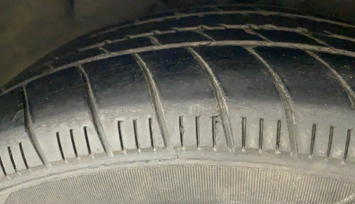2014 Hyundai Verna FLUIDIC 1.4 VTVT, Petrol, Manual, 1,11,033 km, Right Front Tyre Tread