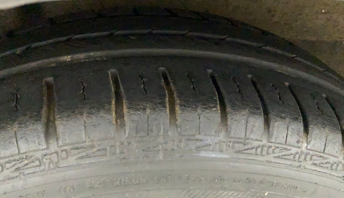 2012 Honda Brio V MT, Petrol, Manual, 77,700 km, Right Rear Tyre Tread