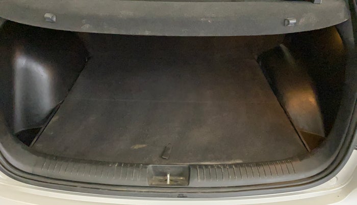 2017 Hyundai Creta SX PLUS 1.6 PETROL, Petrol, Manual, 70,673 km, Boot Inside