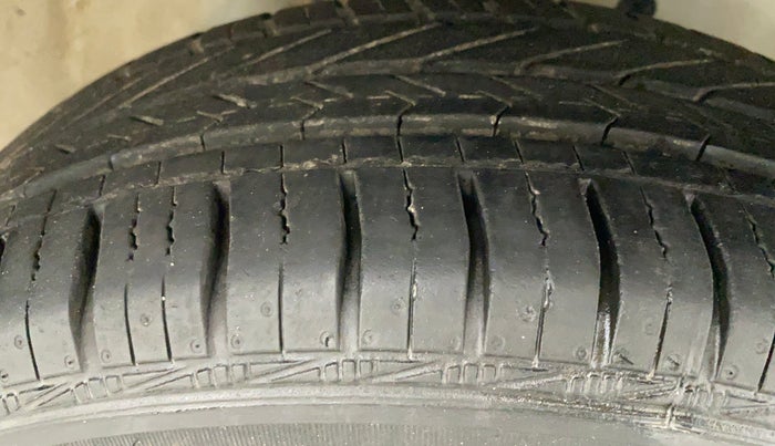 2011 Toyota Etios G, Petrol, Manual, 75,766 km, Right Front Tyre Tread