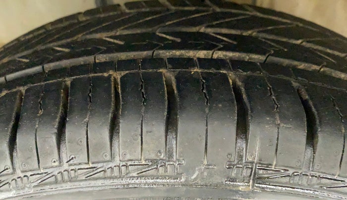 2011 Toyota Etios G, Petrol, Manual, 75,766 km, Left Front Tyre Tread