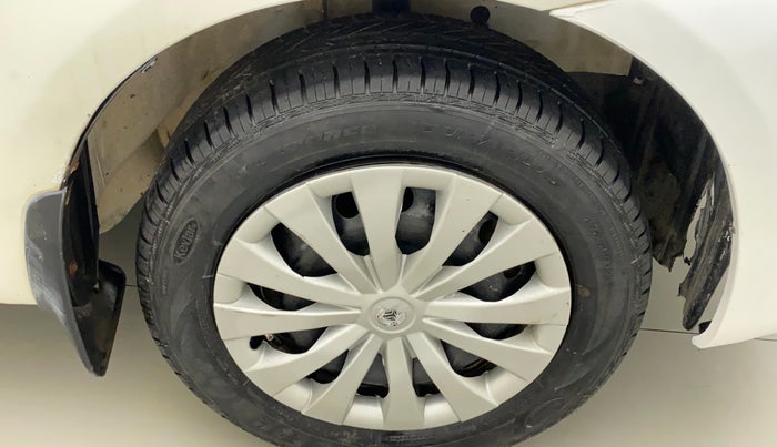 2011 Toyota Etios G, Petrol, Manual, 75,766 km, Right fender - Lining loose