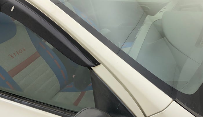 2011 Toyota Etios G, Petrol, Manual, 75,766 km, Right A pillar - Minor scratches