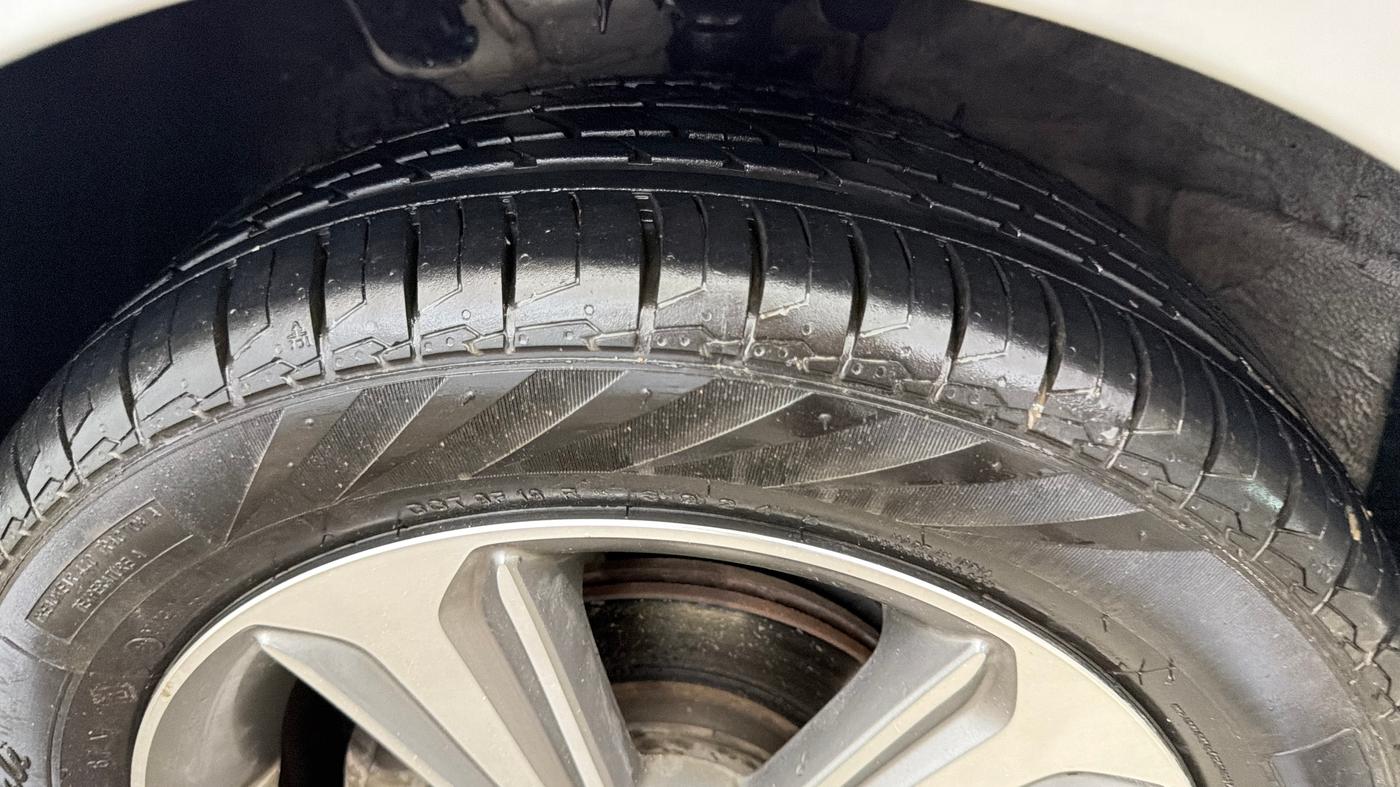 2017 Hyundai Verna 1.6 VTVT SX, Petrol, Manual, 77,875 km, Left Front Tyre Tread