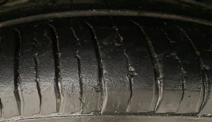 2024 Renault TRIBER RXZ AMT, Petrol, Automatic, 34,149 km, Right Front Tyre Tread