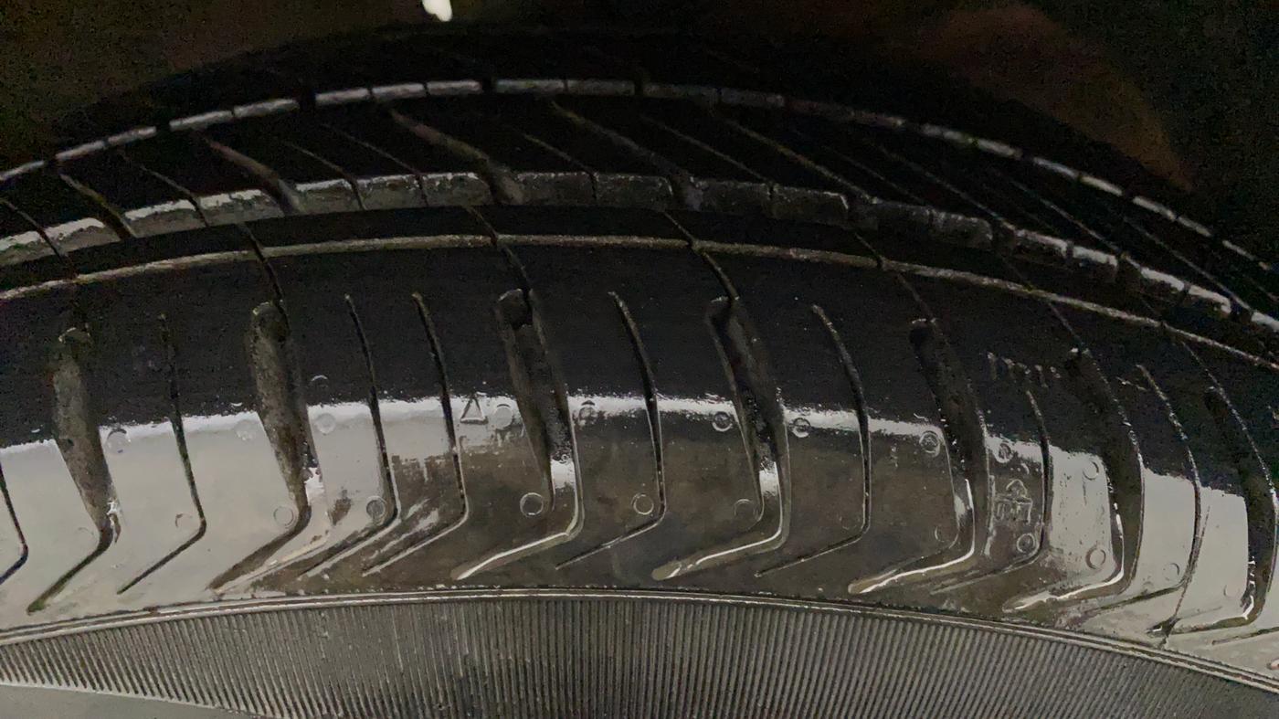 2017 Maruti Dzire ZXI AMT, CNG, Automatic, 60,595 km, Right Front Tyre Tread