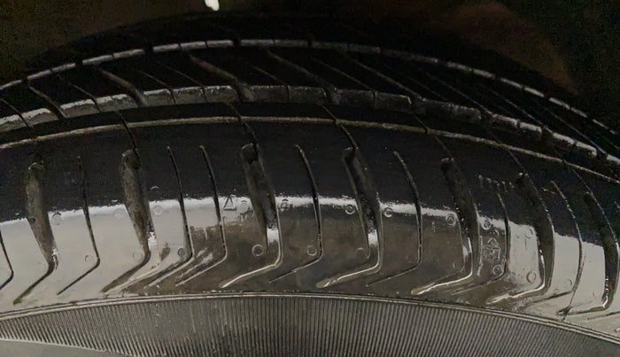 2017 Maruti Dzire ZXI AMT, CNG, Automatic, 60,595 km, Right Front Tyre Tread