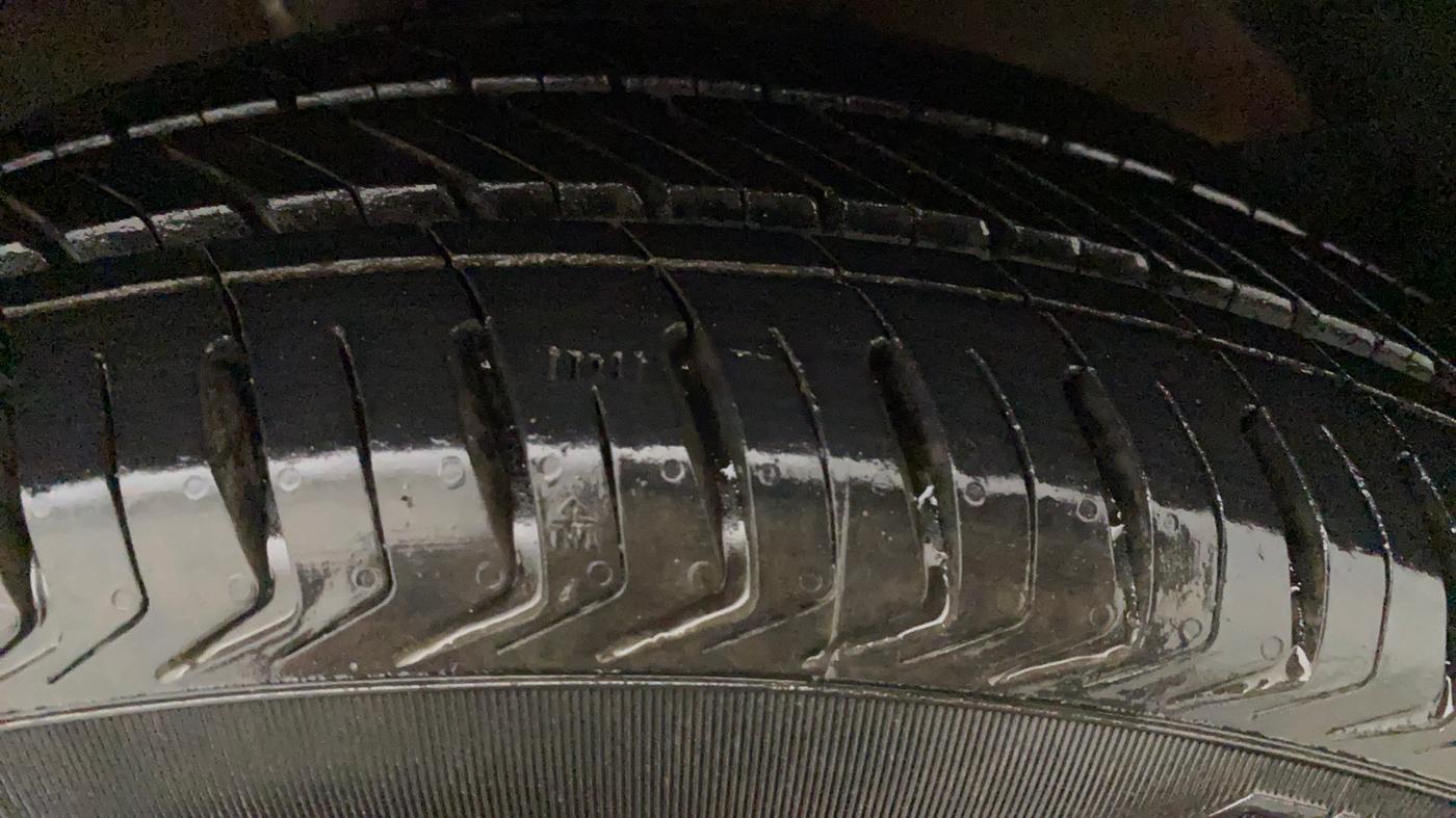 2017 Maruti Dzire ZXI AMT, CNG, Automatic, 60,595 km, Left Front Tyre Tread