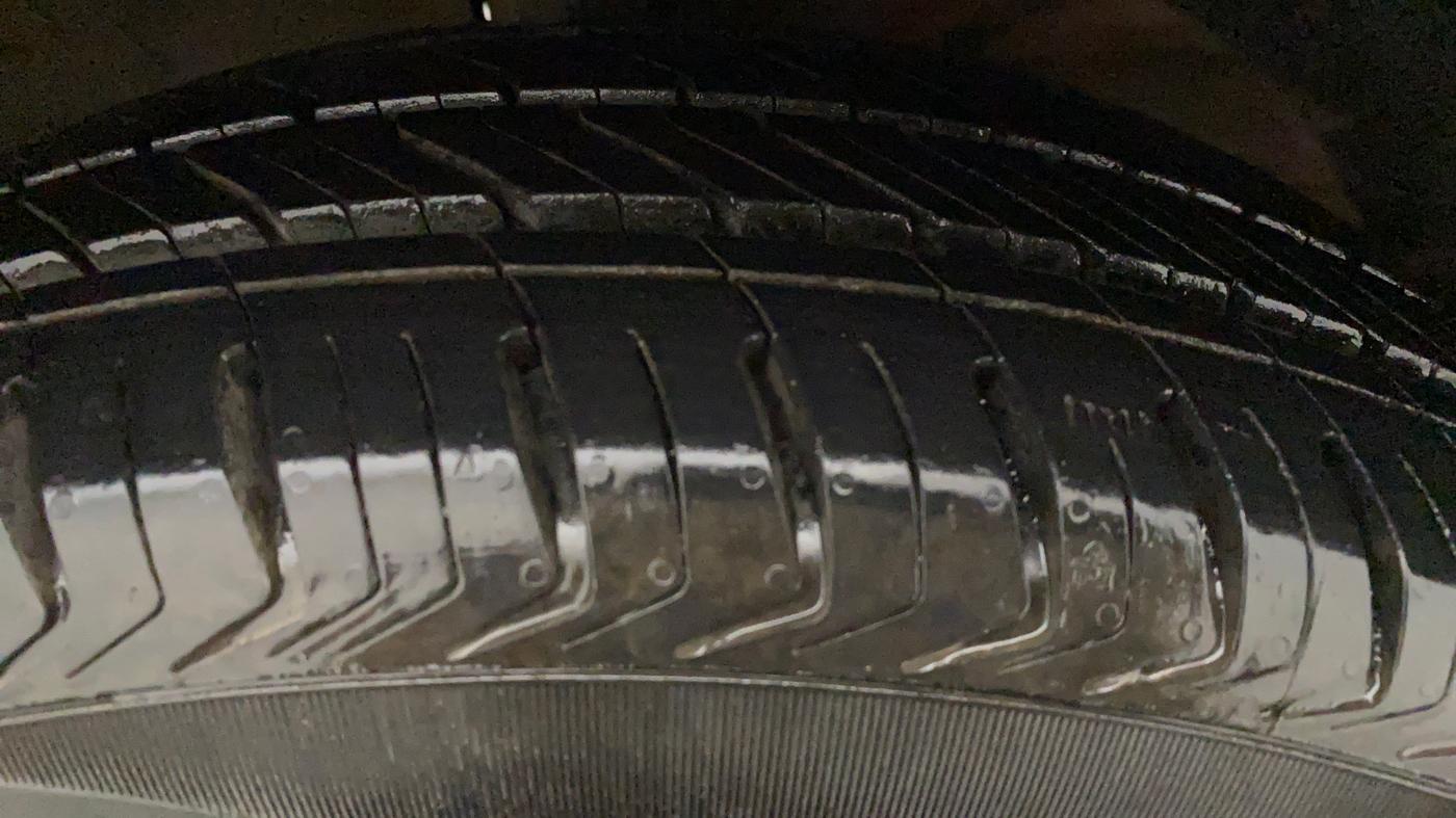2017 Maruti Dzire ZXI AMT, CNG, Automatic, 60,595 km, Left Rear Tyre Tread