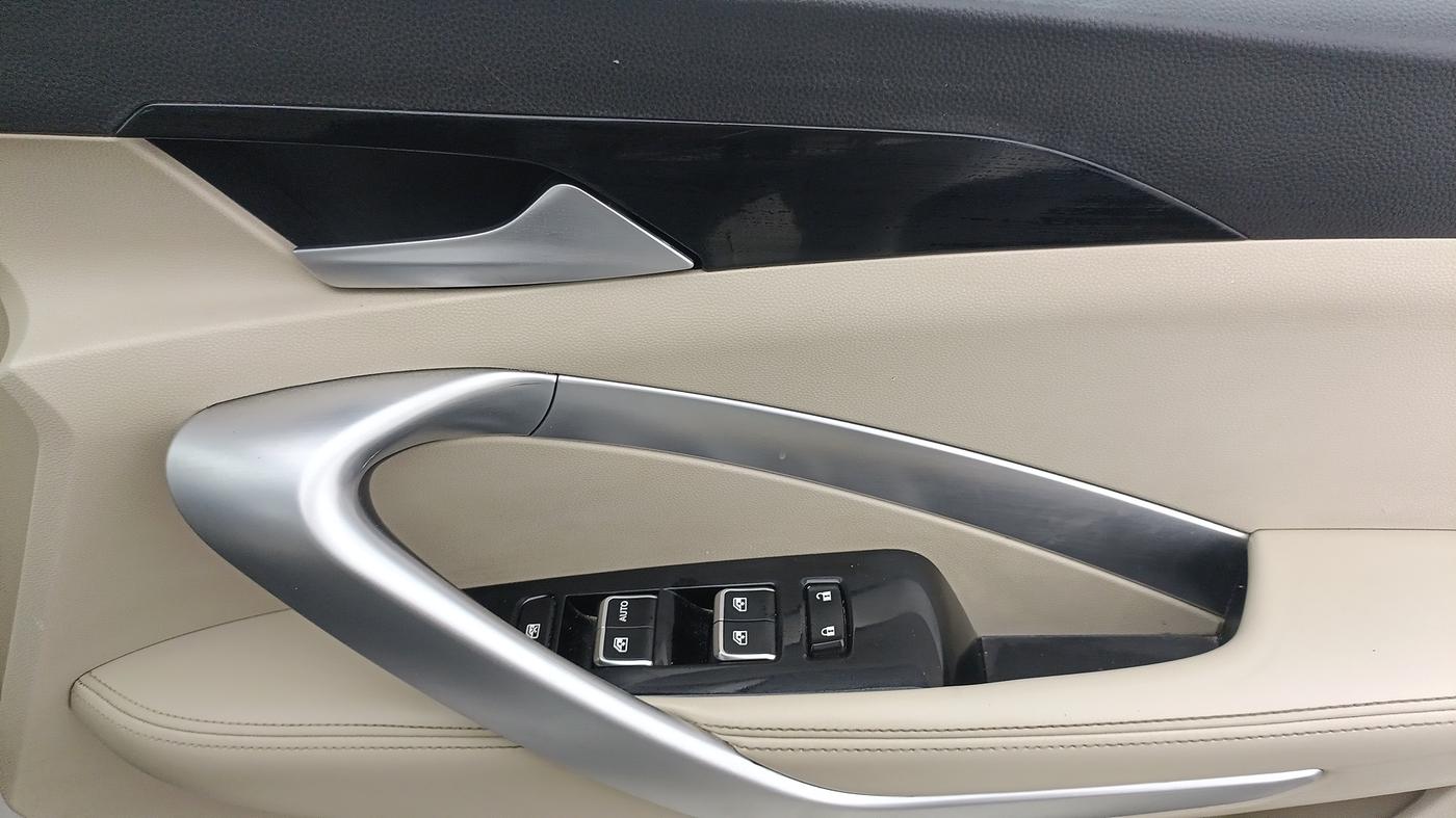 2021 MG HECTOR SHARP 1.5 PETROL CVT, Petrol, Automatic, 1,22,498 km, Driver Side Door Panels Control