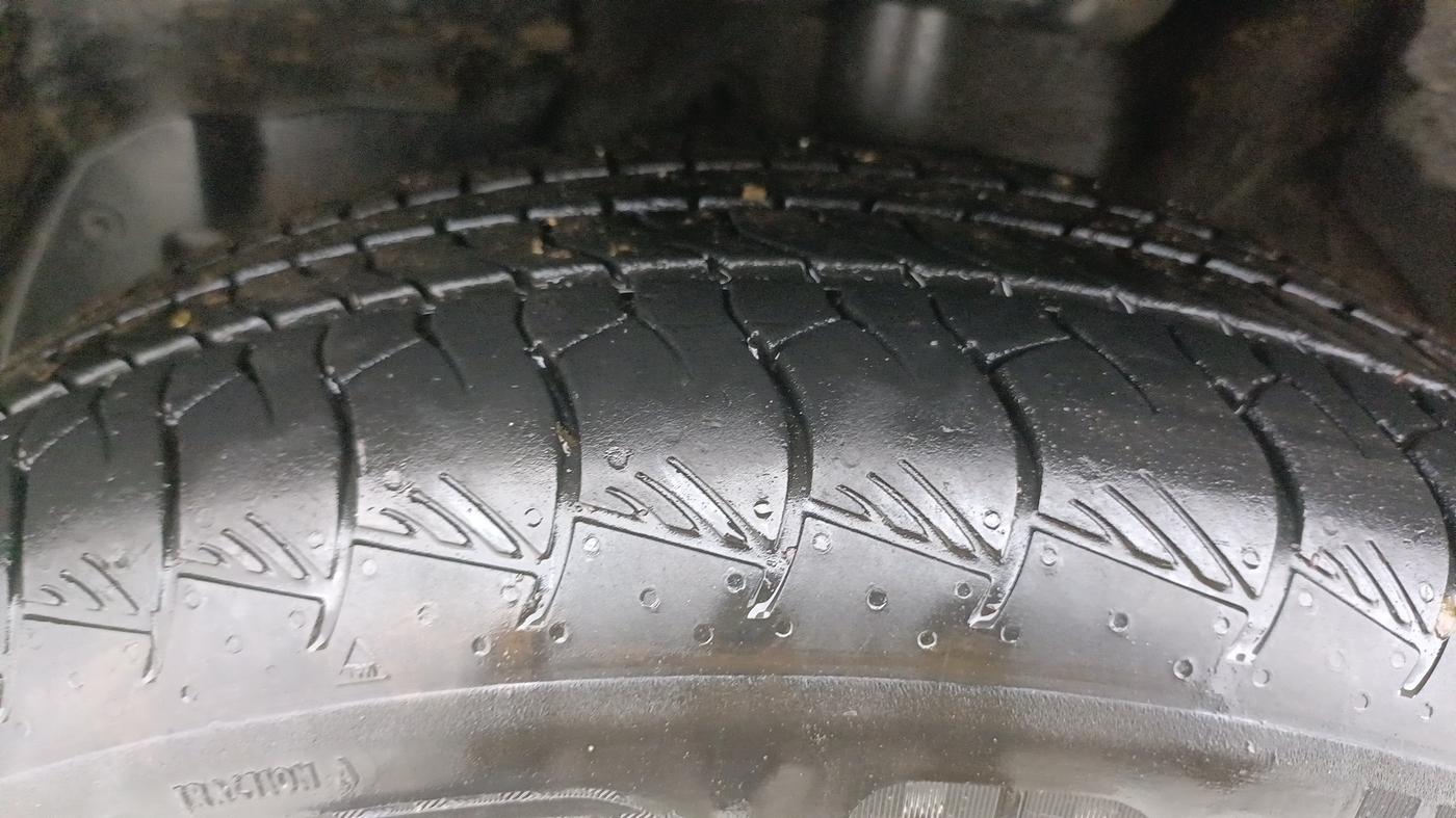 2021 MG HECTOR SHARP 1.5 PETROL CVT, Petrol, Automatic, 1,22,498 km, Left Front Tyre Tread