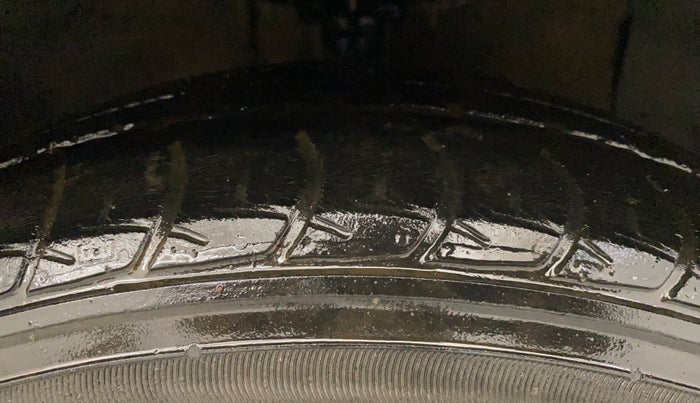 2014 Hyundai Xcent S 1.2, Petrol, Manual, 1,07,958 km, Right Front Tyre Tread