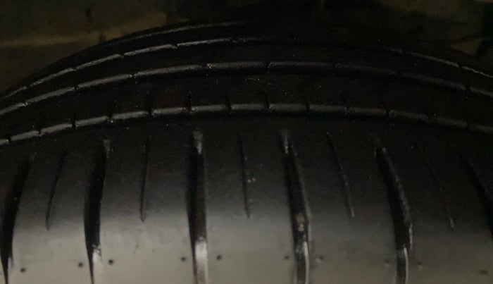 2019 Maruti Ciaz ALPHA  AT 1.5 SHVS PETROL, Petrol, Automatic, 70,245 km, Right Front Tyre Tread