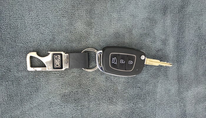 2019 Hyundai VENUE S 1.2, Petrol, Manual, 40,580 km, Key Close Up