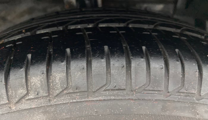 2015 Maruti Ciaz VDI+ SHVS, Diesel, Manual, 1,21,686 km, Right Front Tyre Tread