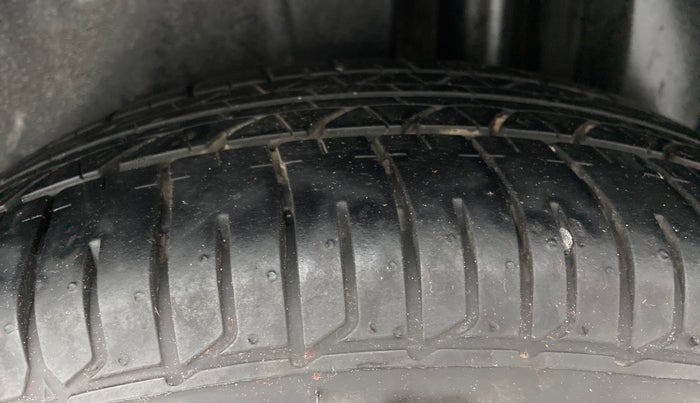 2015 Maruti Ciaz VDI+ SHVS, Diesel, Manual, 1,21,686 km, Left Rear Tyre Tread