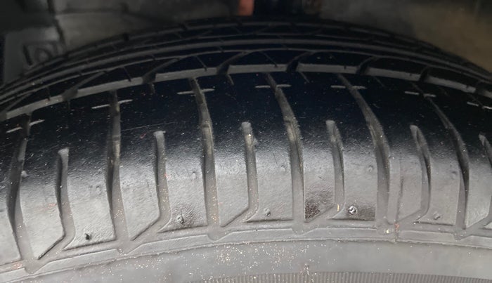 2015 Maruti Ciaz VDI+ SHVS, Diesel, Manual, 1,21,686 km, Left Front Tyre Tread
