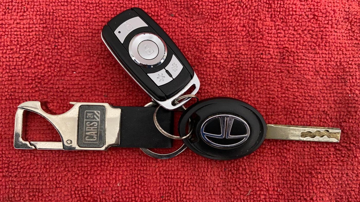 2018 Tata NEXON XE, Petrol, Manual, 24,464 km, Key Close Up