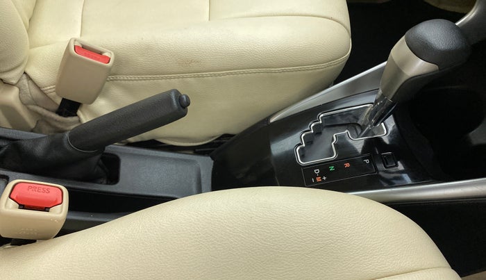 2018 Toyota YARIS V CVT, Petrol, Automatic, 27,748 km, Gear Lever