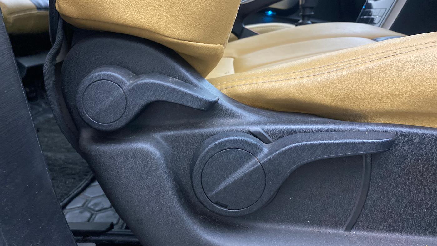 2019 Mahindra XUV500 W7, Diesel, Manual, 45,911 km, Driver Side Adjustment Panel