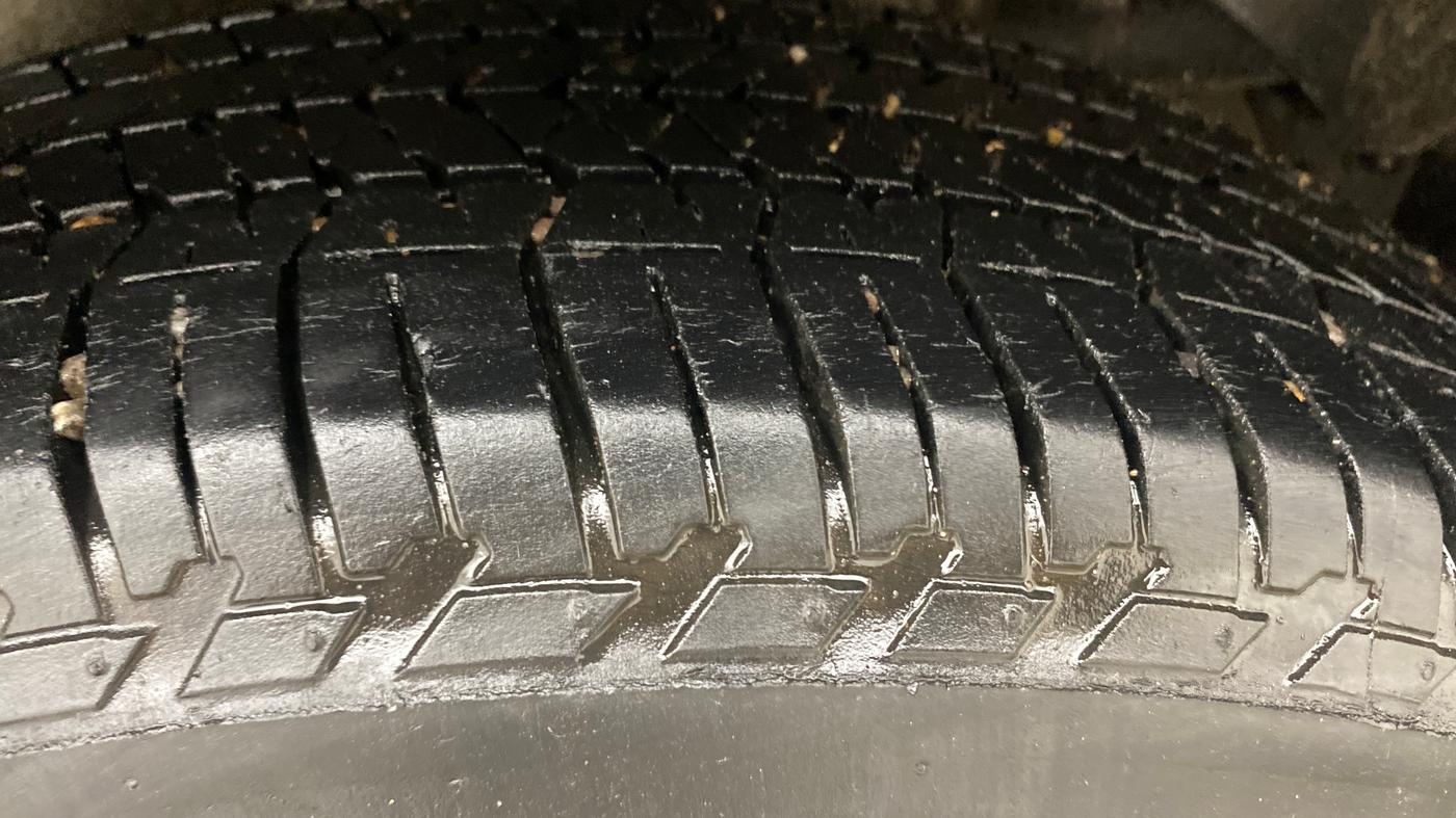 2019 Mahindra XUV500 W7, Diesel, Manual, 45,911 km, Left Rear Tyre Tread