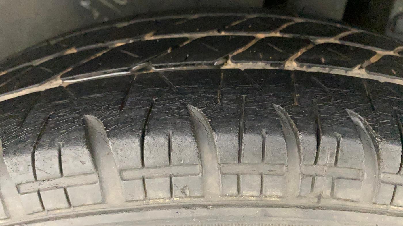 2015 Maruti Swift VXI, Petrol, Manual, 40,861 km, Left Rear Tyre Tread