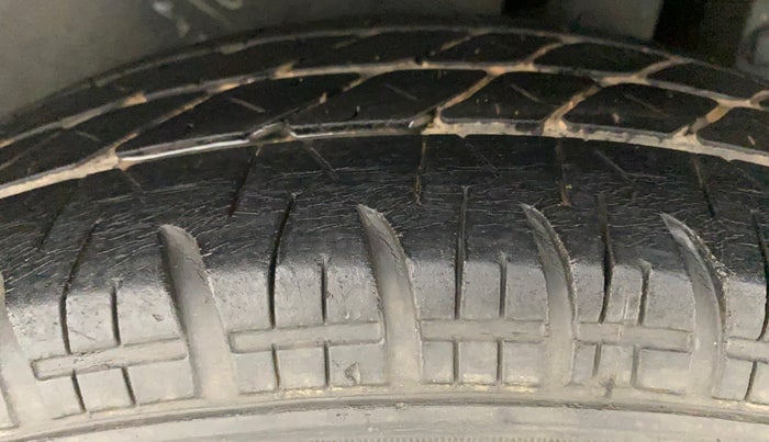 2015 Maruti Swift VXI, Petrol, Manual, 40,861 km, Left Rear Tyre Tread