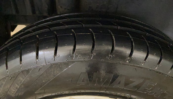 2016 Maruti Swift VXI, Petrol, Manual, 64,708 km, Right Rear Tyre Tread