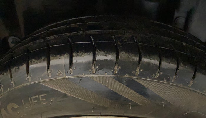 2016 Maruti Swift VXI, Petrol, Manual, 64,708 km, Left Rear Tyre Tread
