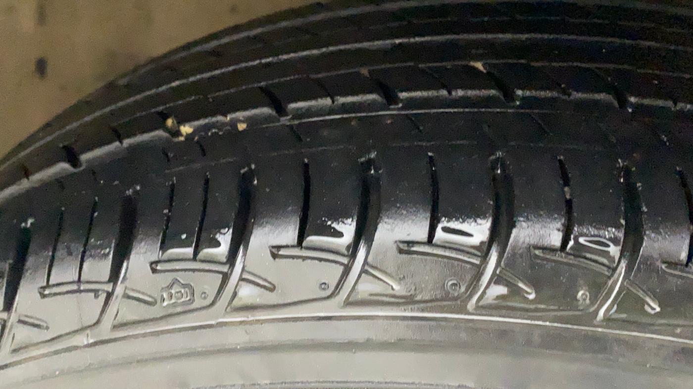 2014 Maruti Swift Dzire ZXI, CNG, Manual, 1,00,255 km, Right Front Tyre Tread