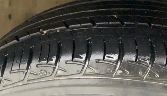 2014 Maruti Swift Dzire ZXI, CNG, Manual, 1,00,255 km, Right Front Tyre Tread