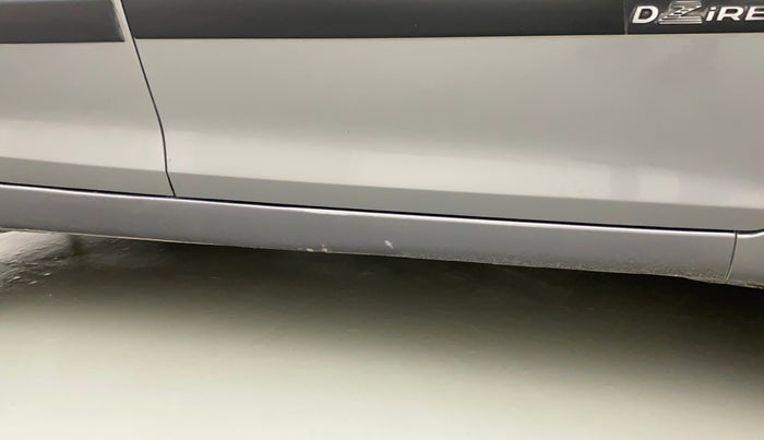 2014 Maruti Swift Dzire ZXI, CNG, Manual, 1,00,255 km, Right running board - Minor scratches
