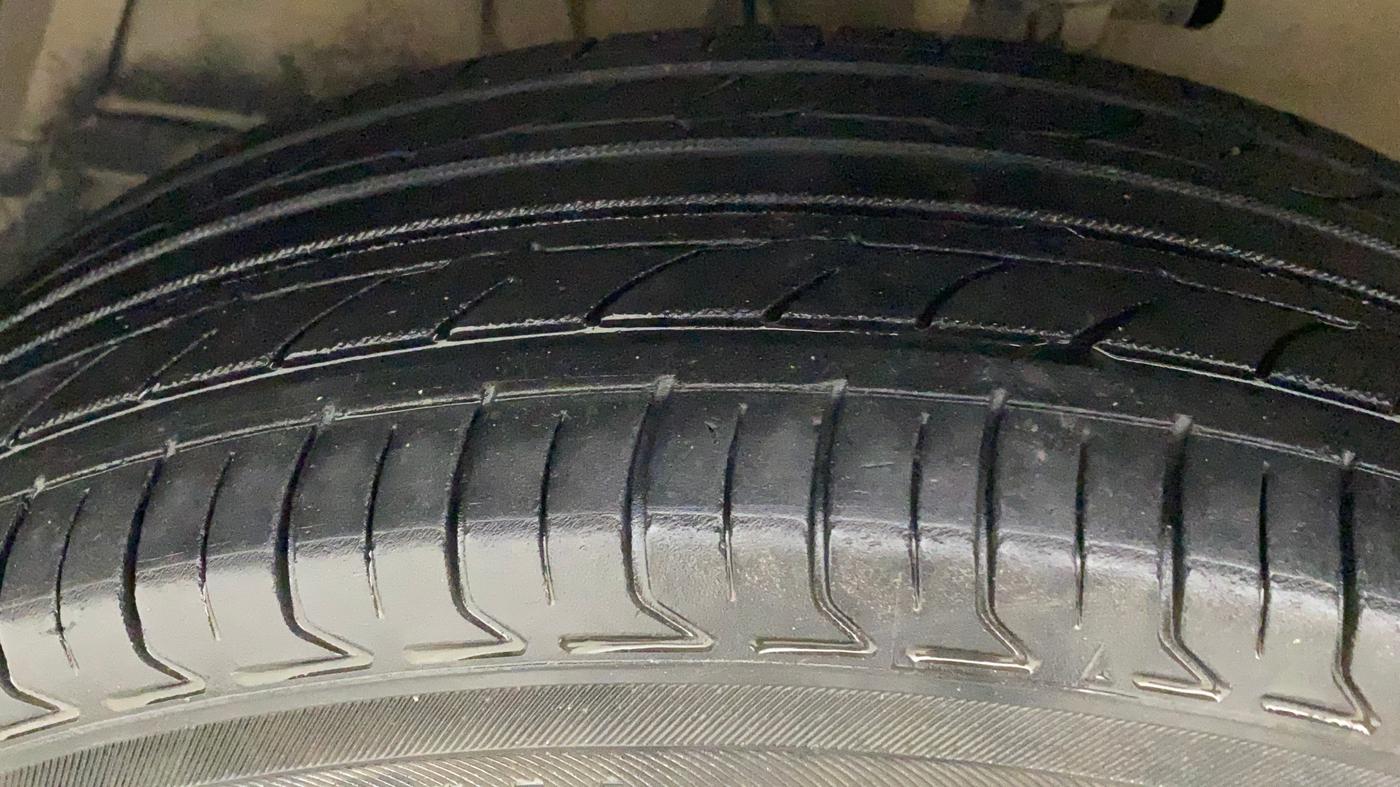 2014 Maruti Swift Dzire ZXI, CNG, Manual, 1,00,255 km, Left Front Tyre Tread