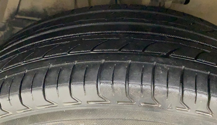 2014 Maruti Swift Dzire ZXI, CNG, Manual, 1,00,255 km, Left Front Tyre Tread