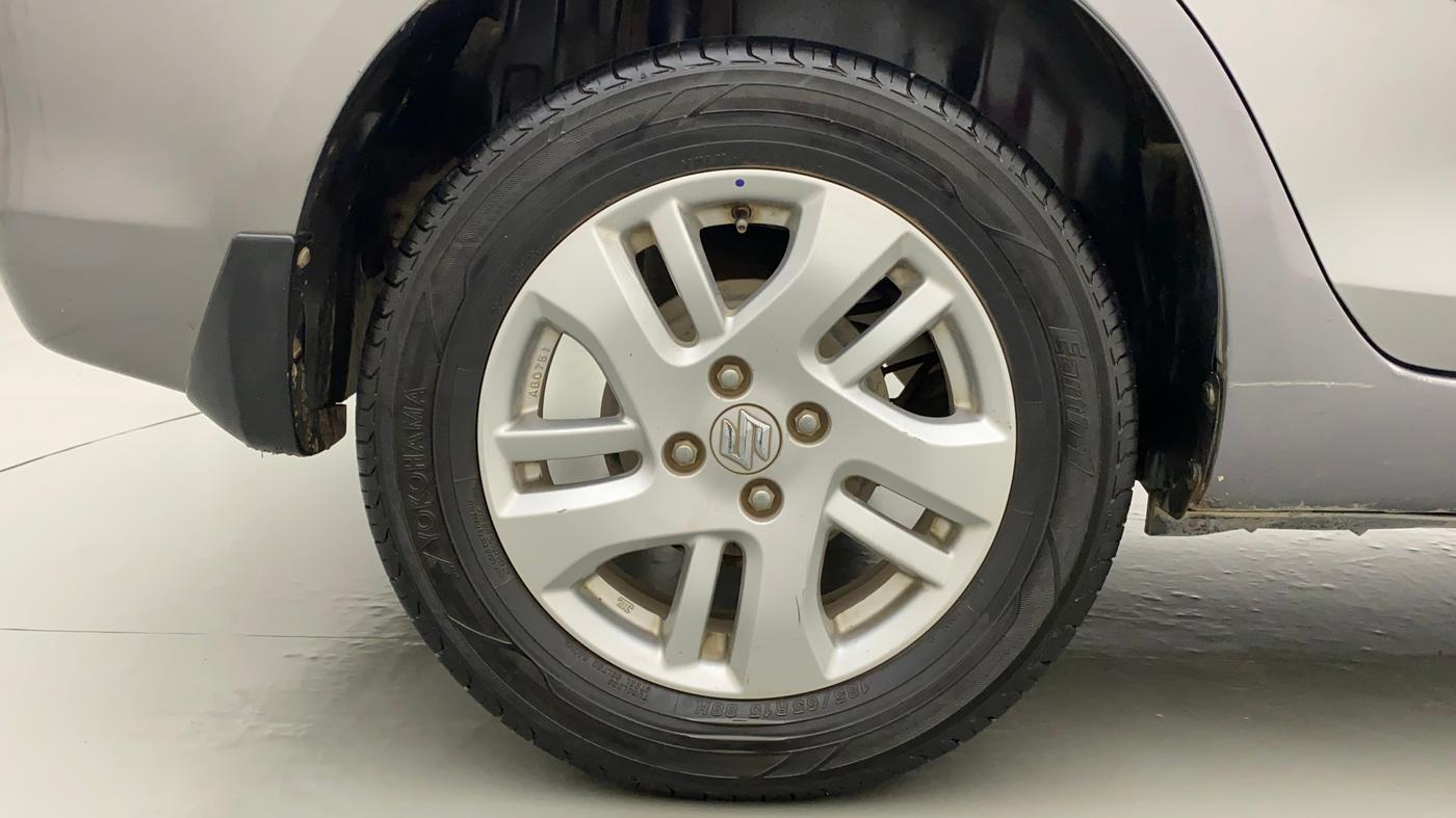 2014 Maruti Swift Dzire ZXI, CNG, Manual, 1,00,255 km, Right Rear Wheel