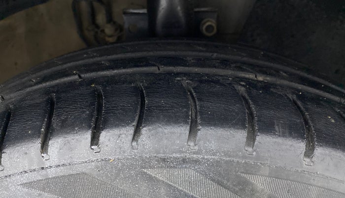 2015 Skoda Rapid AMBITION 1.5 TDI AT, Diesel, Automatic, 1,13,246 km, Right Front Tyre Tread