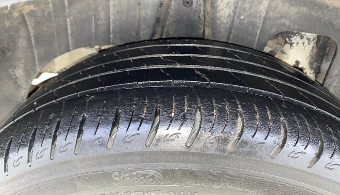 2019 Mahindra XUV300 W8 1.2 PETROL, Petrol, Manual, 82,081 km, Right Rear Tyre Tread