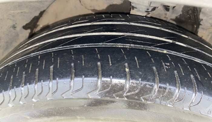 2019 Mahindra XUV300 W8 1.2 PETROL, Petrol, Manual, 82,081 km, Right Front Tyre Tread