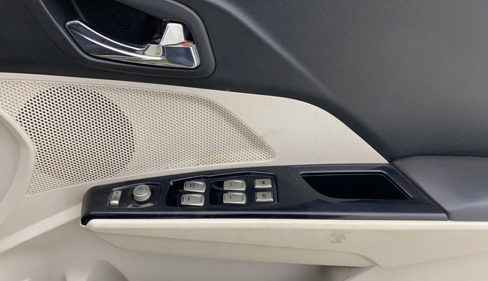 2019 Mahindra XUV300 W8 1.2 PETROL, Petrol, Manual, 82,081 km, Driver Side Door Panels Control