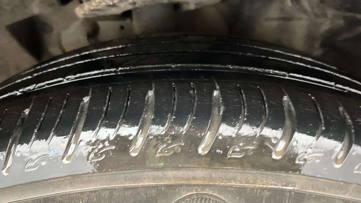 2022 Mahindra XUV700 AX 7 LUXURY P AT 7 STR, Petrol, Automatic, 42,360 km, Right Front Tyre Tread