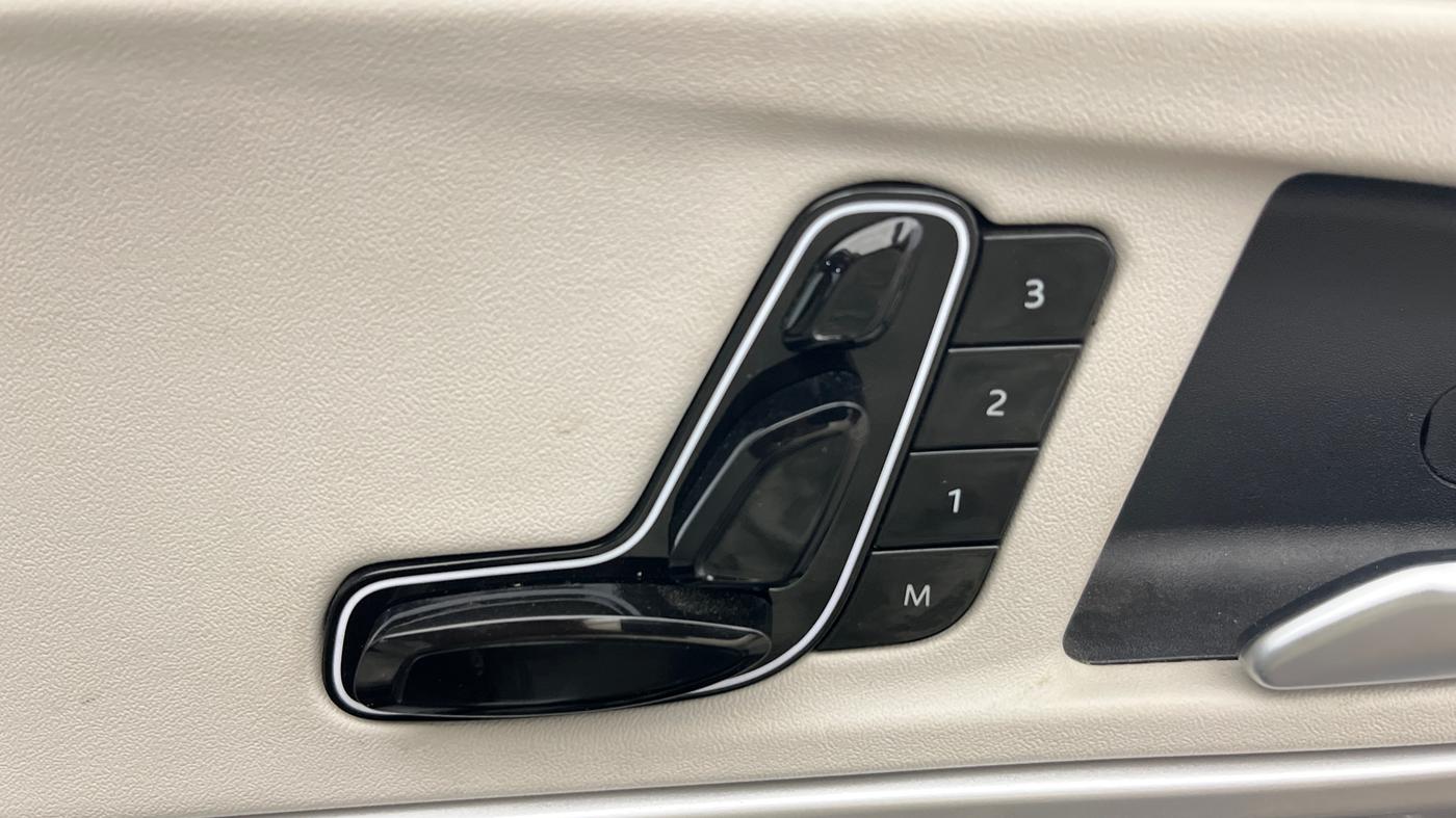 2022 Mahindra XUV700 AX 7 LUXURY P AT 7 STR, Petrol, Automatic, 42,360 km, Driver Side Adjustment Panel