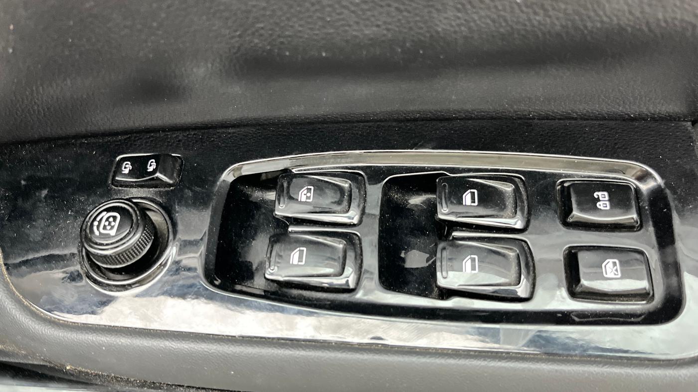 2022 Mahindra XUV700 AX 7 LUXURY P AT 7 STR, Petrol, Automatic, 42,360 km, Driver Side Door Panels Control