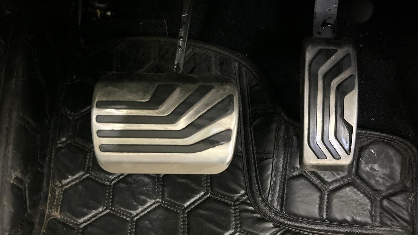 2022 Mahindra XUV700 AX 7 LUXURY P AT 7 STR, Petrol, Automatic, 42,360 km, Pedals
