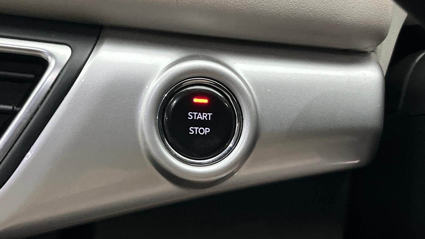 2022 Mahindra XUV700 AX 7 LUXURY P AT 7 STR, Petrol, Automatic, 42,360 km, Keyless Start/ Stop Button