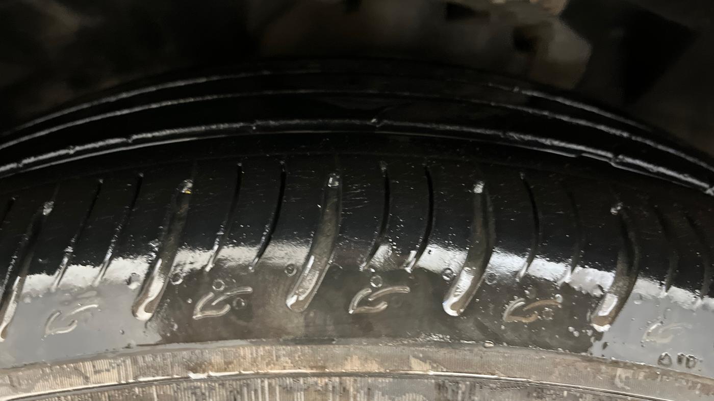 2022 Mahindra XUV700 AX 7 LUXURY P AT 7 STR, Petrol, Automatic, 42,360 km, Left Front Tyre Tread