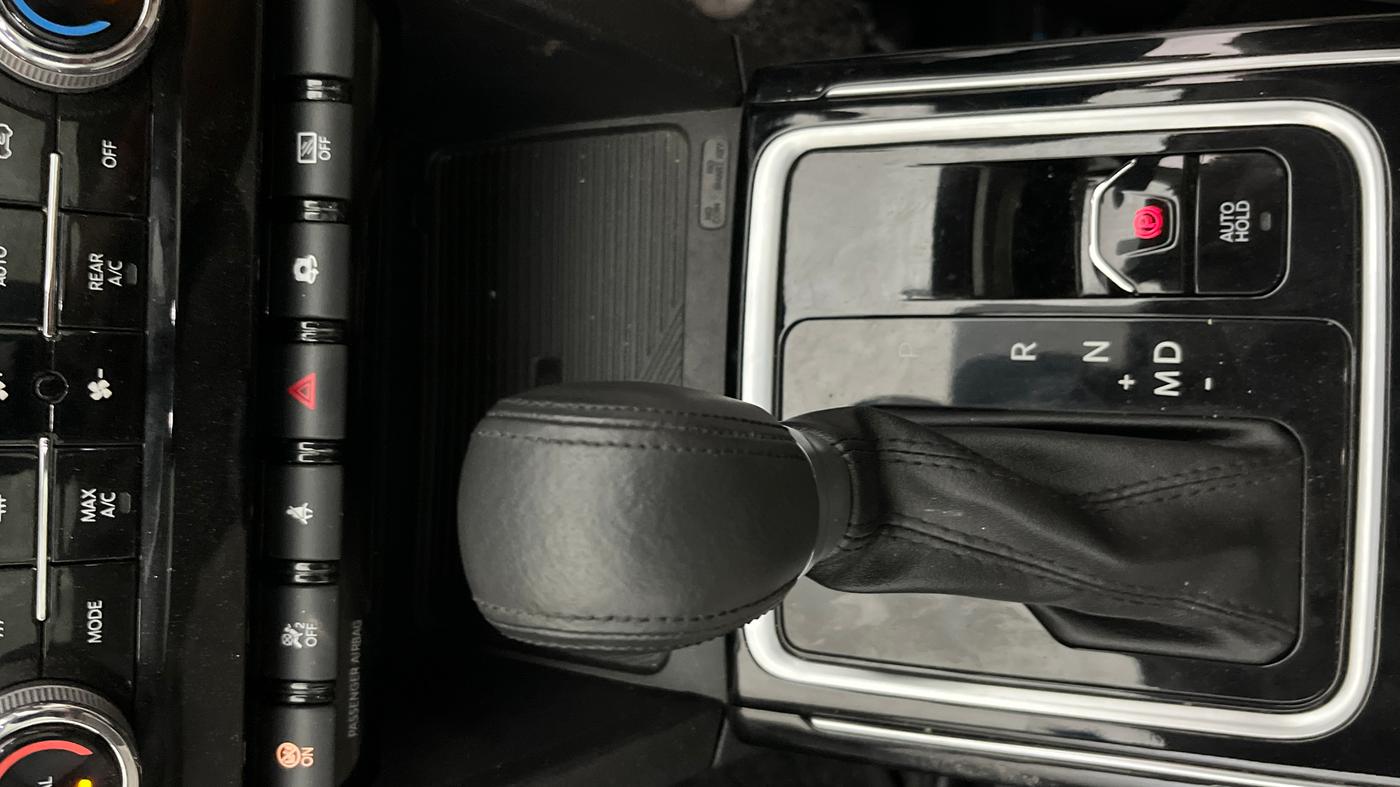 2022 Mahindra XUV700 AX 7 LUXURY P AT 7 STR, Petrol, Automatic, 42,360 km, Gear Lever