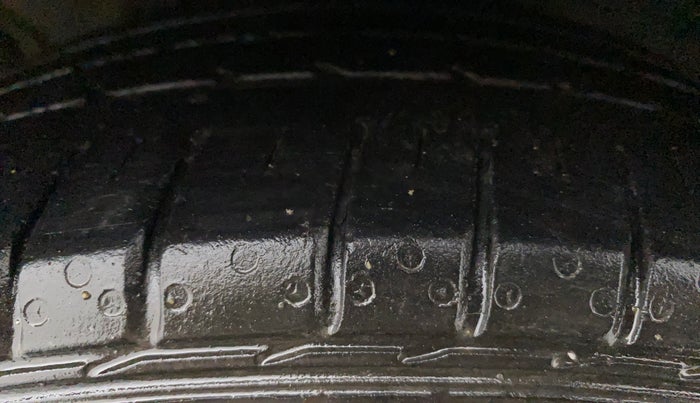 2012 Hyundai Verna FLUIDIC 1.6 VTVT SX, CNG, Manual, 1,01,070 km, Right Front Tyre Tread