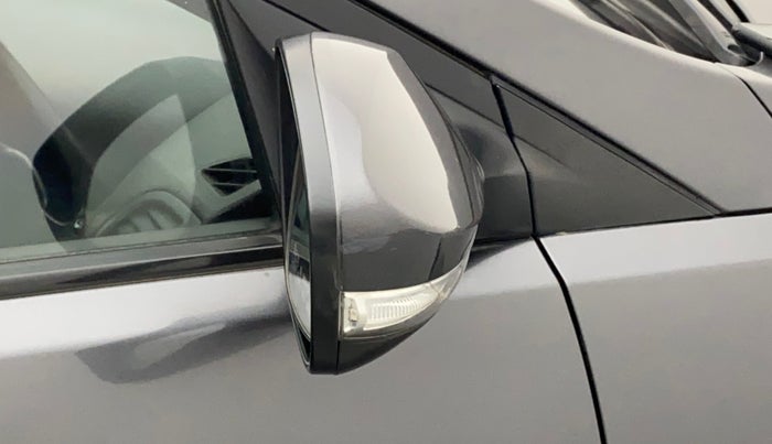 2012 Hyundai Verna FLUIDIC 1.6 VTVT SX, CNG, Manual, 1,01,070 km, Right rear-view mirror - Indicator light has minor damage