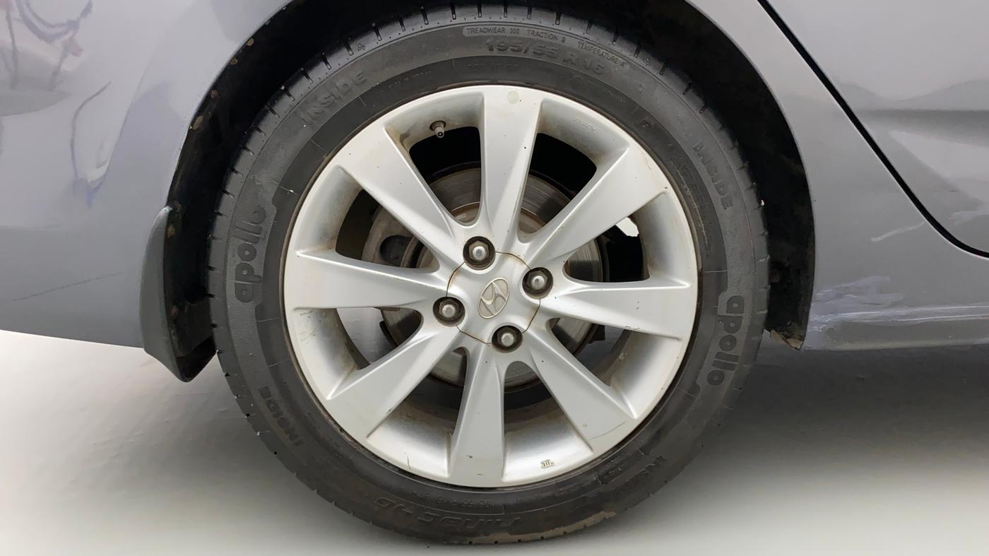 2012 Hyundai Verna FLUIDIC 1.6 VTVT SX, CNG, Manual, 1,01,070 km, Right Rear Wheel